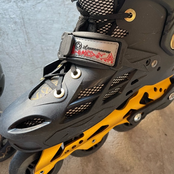 Black and gold roller blades 🛼 - Picture 2 of 4